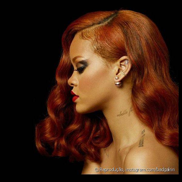 O esfumado com o acabamento de apar?ncia 'borradinha' ganhou destaque na maquiagem de Rihanna